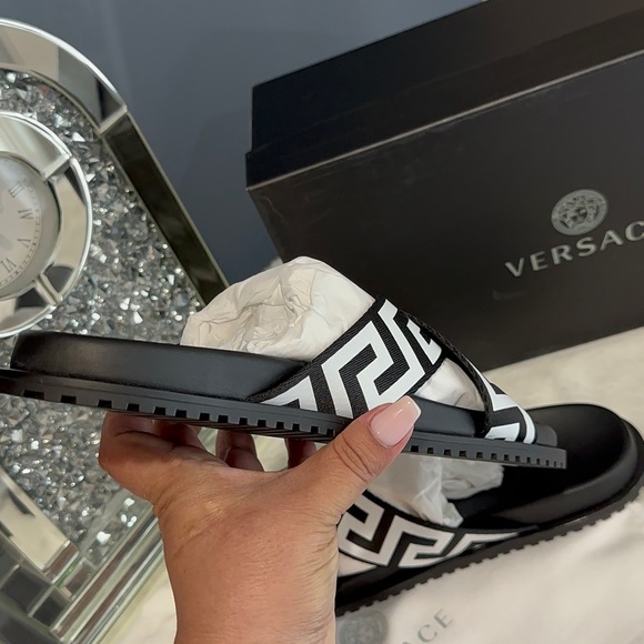 VERSACE 💯 Authentic 
Canvas Printed Slides
Size: EU 39 - Picture 6 of 13